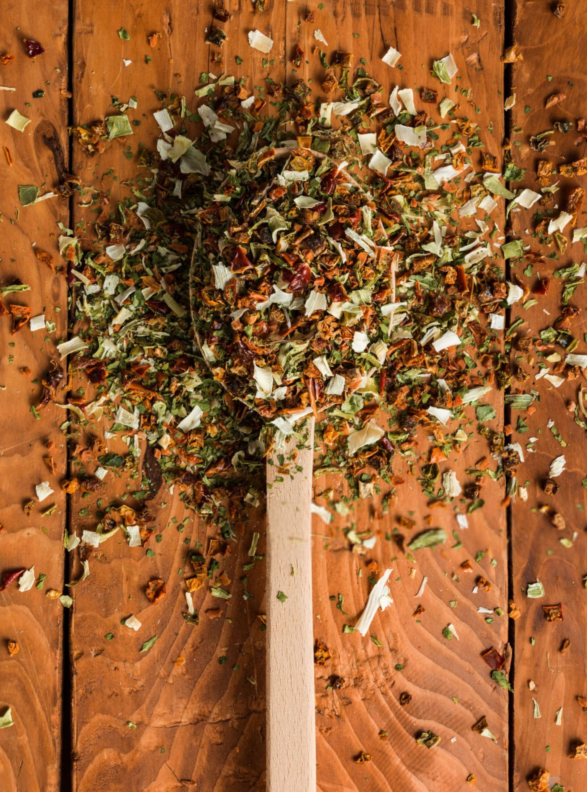 Mix van gedroogde groenten op houten lepel (1)